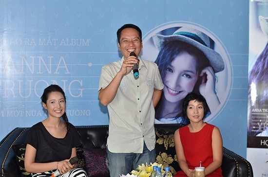 Hai vợ chồng Mỹ Linh có mặt trong họp báo của Anna.