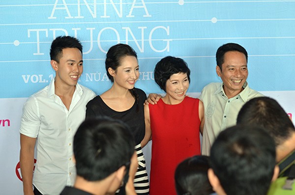 Bạn trai của Anna Trương - Dũng Anh sinh năm 1993 (áo trắng phía trái). Ảnh: Quỳnh Như.