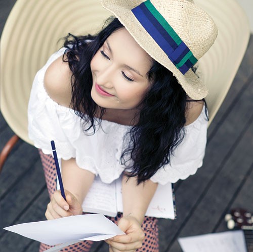 Hình ảnh Anna Trương trong album.