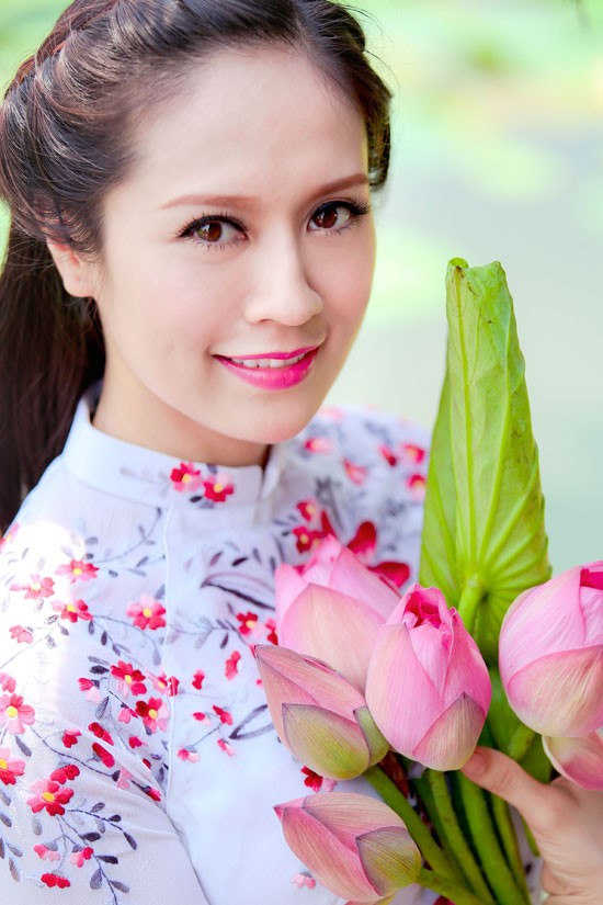 Mới đây, khi ra Hà Nội quay quảng cáo, Thanh Thúy đã thực hiện bộ ảnh kỷ niệm với hoa sen vào lúc 12h trưa.