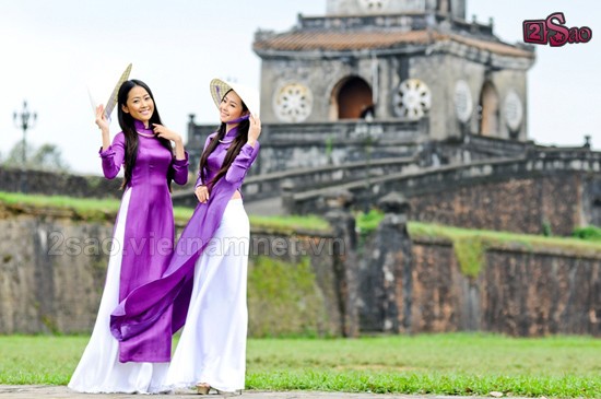 Tôn Nữ Na Uy và Lê Nhã Uyên - hai cô gái trẻ bước ra từ cuộc thi Hoa hậu Việt Nam - đã có những giờ phút thảnh thơi bên nhau bên những địa danh nổi tiếng của xứ Huế mộng mơ. (Theo 2sao)