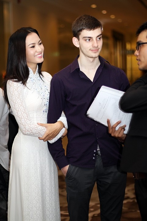 Tối qua, trong một sự kiện tại Tp Hồ Chí Minh, diễn viên - người mẫu Anh Thư tay trong tay tình tứ cùng bạn nhảy 9x của mình đến sự kiện. Diện chiếc áo dài trằng tinh khiết, "bà mẹ một con" Anh Thư thật đẹp dịu dàng, đằm thắm. (Theo VnMedia)