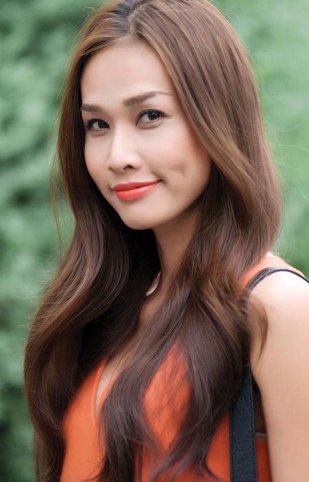 Hoa hậu phụ nữ Việt Nam qua ảnh 2006 Dương Mỹ Linh luôn thu hút với nét dịu dàng từ nụ cười duyên