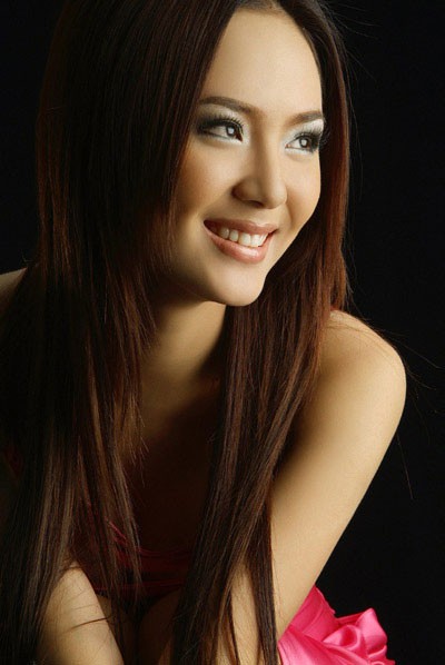 Ca sĩ Phương Linh cuốn hút từ nụ cười duyên