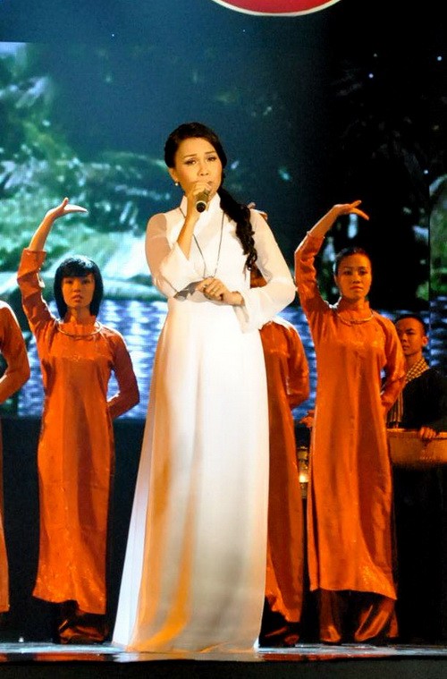 Nữ ca sĩ Cẩm Ly khoe giọng ca ngọt ngào khi tham gia biểu diễn trong liveshow thứ hai của giải thưởng HTV tối 31/3 tại TP HCM.