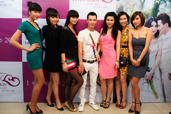 Chuyên gia trang điểm Kenny Thái (áo trắng) được cả dàn người mẫu, diễn viên vây quanh.
