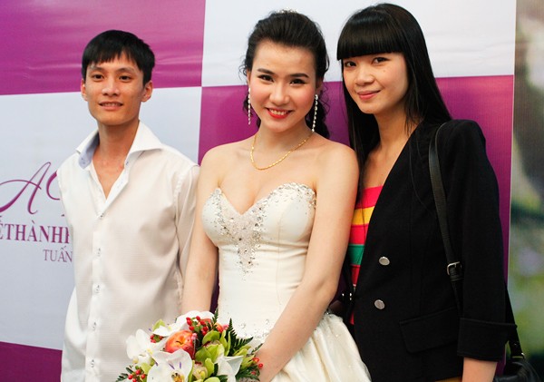 Đến dự đám cưới của người đẹp Hoa hậu Thế giới người Việt 2010 còn có vợ chồng người mẫu Hạ Vy.
