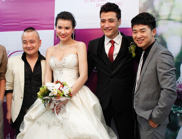 Nhà thiết kế Cao Minh Tiến (trái) và ca sĩ Việt Tú (phải) đến từ sớm để chúc mừng tân lang, tân nương. Việt Tú còn đảm nhận vai trò MC trong buổi tiệc cưới.