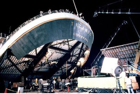 Rất vất vả đoàn phim mới có một con tàu lớn đến thế này để tái hiện chân thực nhất câu chuyện về con tàu Titanic lịch sử
