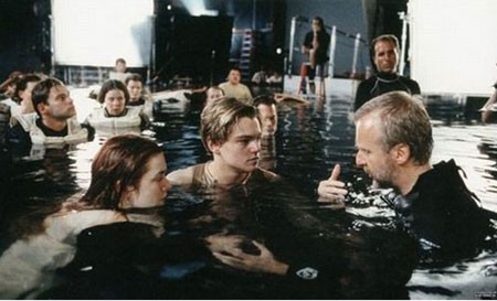 Vị đạo diễn tài ba cũng không ngần ngại bơi dưới nước để chỉ đạo diễn xuất