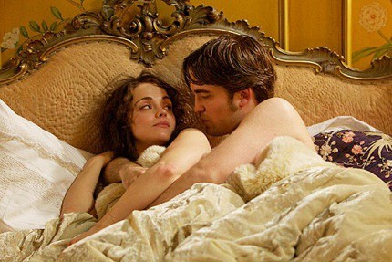 Robert Pattinson vào vai một anh chàng trai lơ quyến rũ trong "Bel Ami".