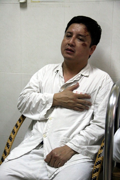 NSƯT Chí Trung vừa bị tai nạn xe máy ở khu vực Cầu Giấy, Hà Nội, gãy 5 xương sườn và đang phải nằm điều trị ở Bệnh viện Việt Đức.