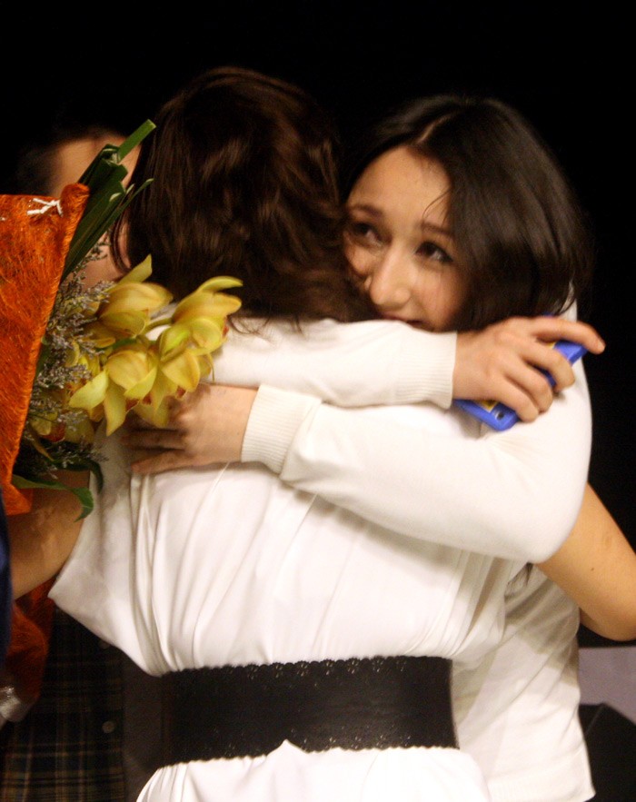 Con gái Anna Trương ôm chặt chúc mừng mẹ Mỹ Linh sau chương trình 'Và em vẫn hát' tối 11/4 tại Hà Nội.