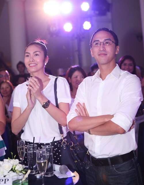 Tăng Thanh Hà tay trong tay với chồng sắp cưới tại một sự kiện