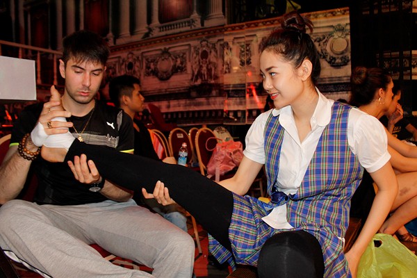 Atanas không ngại ngần ngồi massage chân cho nữ ca sĩ xinh đẹp.