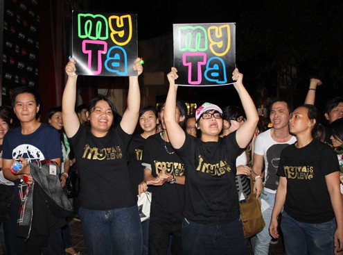 Khoảng 100 fan của Mỹ Tâm liên tục hò vang tên cô suốt lễ trao giải HTV tối 14/4 tại TP HCM. Ảnh: Thoại Hà.