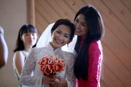 Xuất hiện trong đám cưới Kim Hiền vào tháng 1/2010 khá giản dị với áo dài hồng nhưng Tăng Thanh Hà vẫn đẹp rạng rỡ. Cô có mặt từ rất sớm để phụ giúp người bạn thân của mình chuẩn bị cho lễ cưới ở nhà thờ.