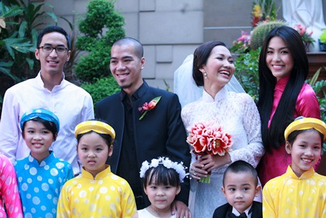 Tăng Thanh Hà và Louis Nguyễn vui vẻ chụp ảnh kỷ niệm chia vui cùng vợ chồng Kim Hiền - DJ Phong trong ngày cưới.