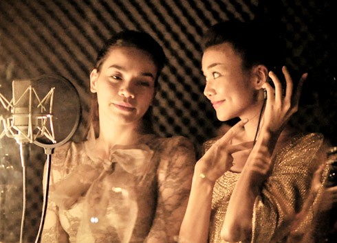 Đôi bạn thân hòa giọng hát trong giai điệu rộn ràng của ca khúc 'Ngày Tết quê em' nằm trong CD nhạc mừng xuân của Hà Hồ vào đầu năm 2012.