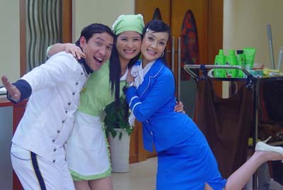 Quang Thắng và Vân Dung "quậy" tưng bừng tại trường quay phim "Những người độc thân vui vẻ" vào tháng 2/2008.