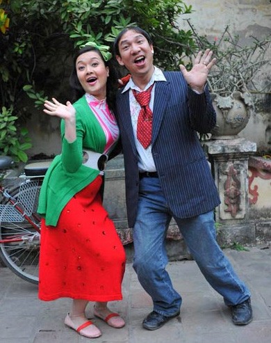 Vân Dung duyên dáng bên bạn diễn Quang Thắng. Kiểu trang phục xanh xanh, đỏ đỏ của cô nàng trông rất "bắt mắt".