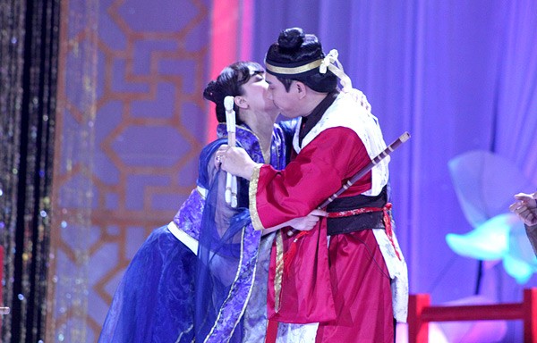 Lấy cảm hứng từ 'Cặp đôi hoàn hảo' Quách Ngọc Ngoan - Ngọc Anh, hai nghệ sĩ hài hóa thân thành Song Tế trong gala 'Gặp nhau cuối năm 2011'.