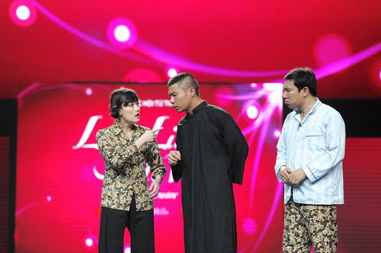 Nghệ sĩ hài Vân Dung, Quang Thắng xuất hiện cùng Công Lý trong một tiểu phẩm hài vào 29/4/2012 trong đêm nhạc "Lung linh sắc Việt 2012" nằm trong khuôn khổ "Lễ hội quốc tế pháo hoa Đà Nẵng".