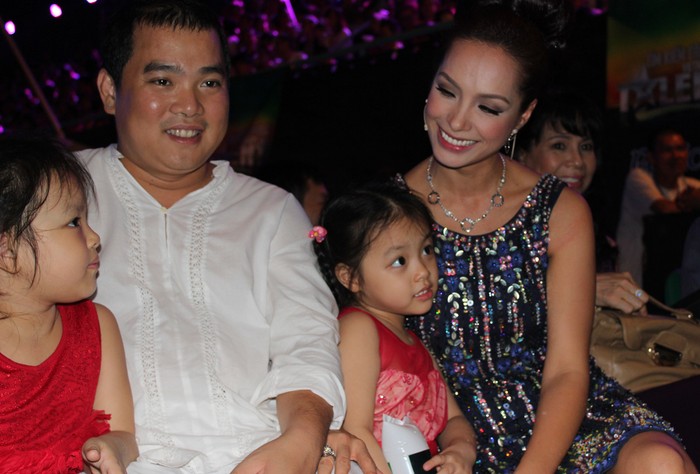 Theo dõi và ủng hộ người mẫu có ông xã Minh Khang cùng hai con gái xinh xắn Suli và Suti.
