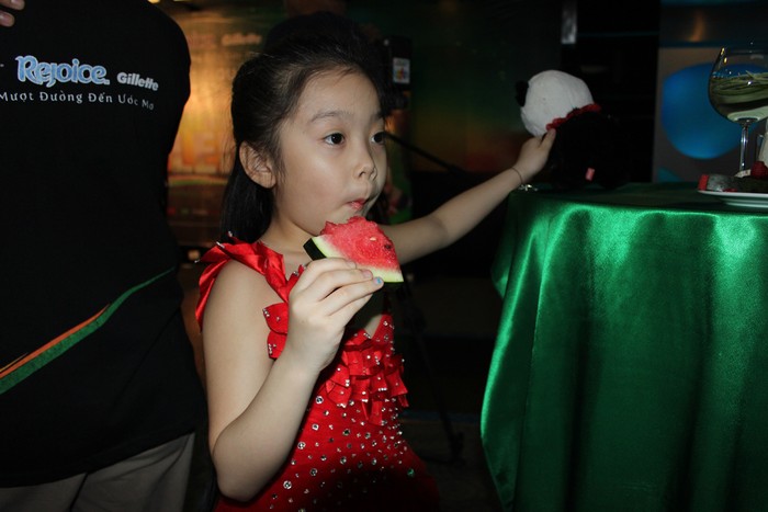 Cô bé rất thích ăn dưa hấu