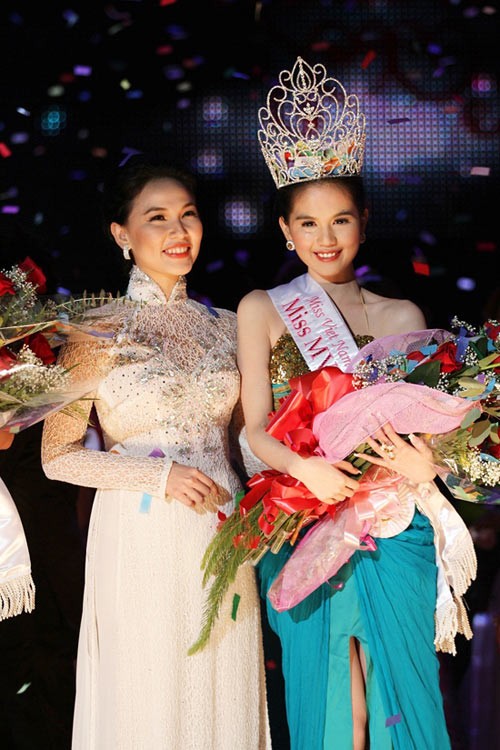 Tân hoa hậu bên người bạn thân là người mẫu, diễn viên Quỳnh Thư trong giây phút đăng quang vào tháng 8/2011.