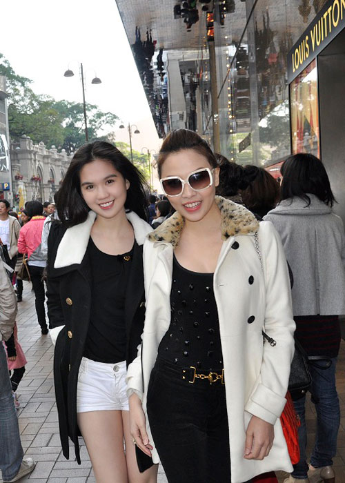 Ngọc Trinh và Quỳnh Thư dạo các phố lớn và trung tâm thương mại tại Hồng Kông để thỏa mãn niềm đam mê mua sắm vào cuối tháng 12/2011.