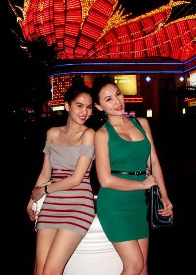 Tới Mỹ sớm vài ngày trước khi cuộc thi Hoa hậu Việt Nam Hoàn Cầu chính thức bắt đầu, "búp bê" 9x và cô bạn thân Quỳnh Thư giành thời gian đi tham quan, ngắm cảnh thành phố Las Vegas.