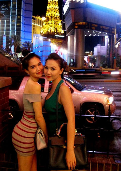 Diện váy ngắn bó trẻ trung, hai chân dài Việt Nam khoe sắc giữa cảnh đêm lung linh ánh đèn vào tháng 8/2011.