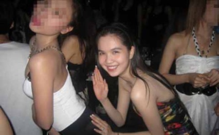 Vào tháng 4/2011, công chúng 'giật mình' trước thông tin cô người mẫu xinh xắn bị 'rò rỉ ảnh thác loạn' trong một quán bar tại Bangkok, Thái Lan. Trước thông tin trên, cô gái 9x này cho biết đó là hình ảnh đùa nghịch tại quán bar ở Thái Lan cách đây 2 năm.