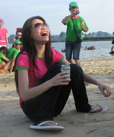 Hồ Ngọc Hà nô đùa với fan dưới cái nắng gay gắt tại bãi biển Tuần Châu, Hạ Long vào 22/8/2009.