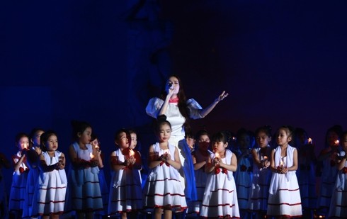 Hồ Ngọc Hà biểu diễn ca khúc bất hủ Earth Song cùng màn múa và hát đệm của hơn 50 em thiếu nhi tại bờ biển Nha Trang nhân dịp Giờ trái đất năm 2009. (ảnh VnExpress)