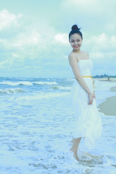 Bé Heo xinh xắn với bộ đầm ren trắng đón bình minh trên biển.