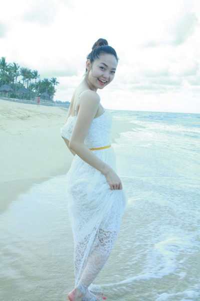 Hình ảnh cô nàng gợi cảm và tinh nghịch với sóng biển.(Theo blogjudokenshin)