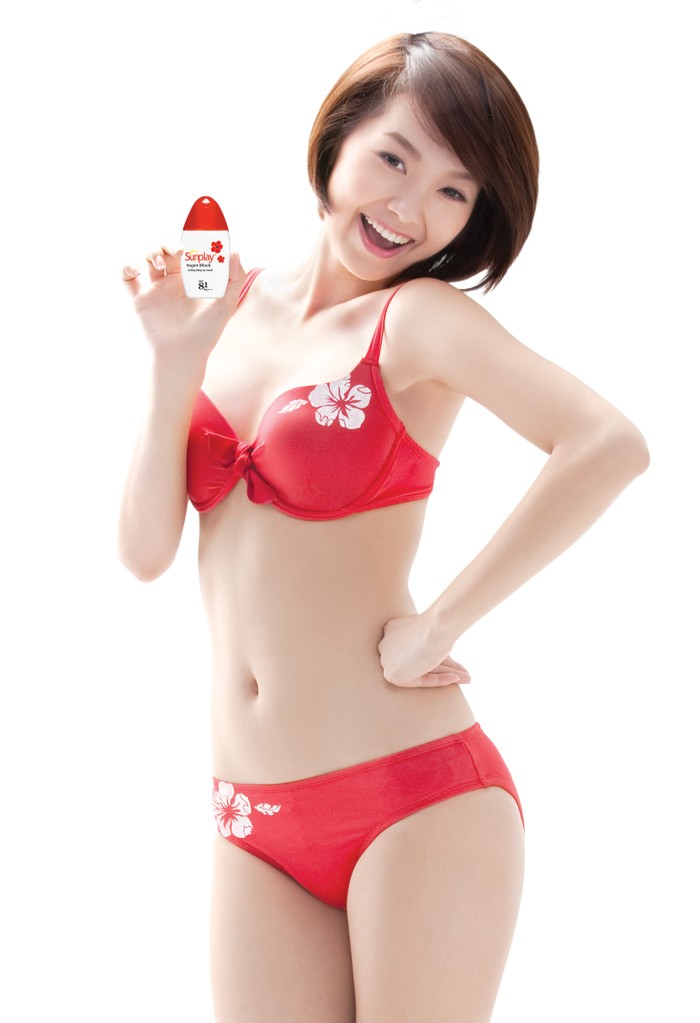 Minh Hằng trong trang phục bikini đỏ quyến rũ với vai trò là giám khảo cuộc thi TỎA SỨC NÓNG BIKINI CÙNG MISS SUNPLAY 2012. (ảnh sunplay)