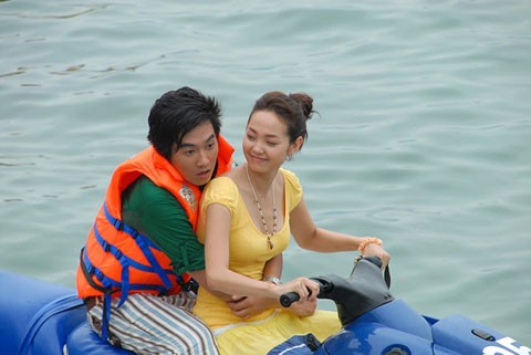 Minh Hằng (vai An) dạy Anh Tuấn (vai Minh Anh) đi ca nô trên biển trong phim "Những nụ hôn rực rỡ" của đạo diễn Nguyễn Quang Dũng.