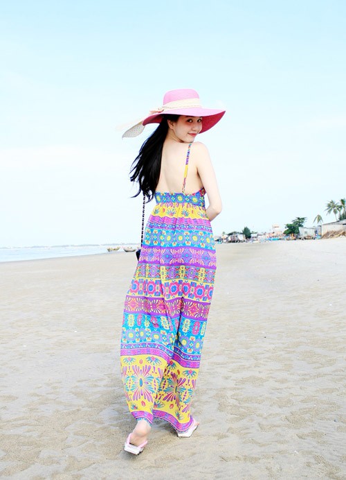 Dạo chơi dọc theo bãi biển Vùng Tàu trong gió xuân, nắng ấm chan hòa, Ngọc Trinh dù diện váy hoa dài thướt tha vẫn khéo léo khoe được bờ vai trần gợi cảm vào tháng 1/2012.