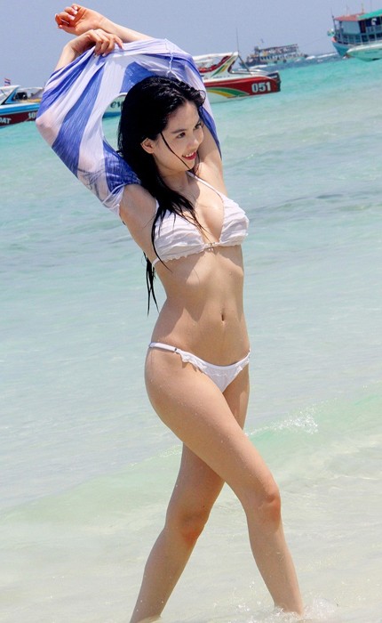 "Nữ hoàng đồ lót" Ngọc Trinh đã có buổi chụp và quay phim ở Thái Lan thu hút được nhiều người hâm mộ. Với những phút giây rất thoải mái trên bãi biển Thái Lan, người đẹp 9x phô trương vẻ đẹp gợi cảm cùng nắng, gió vào tháng 6/2011.