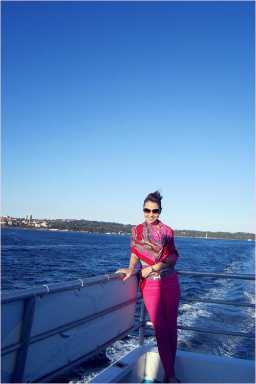 Nhân chuyến đi lưu diễn vào cuối tháng 2/2012 tại Úc, Hoa Hậu Jennifer Phạm cũng đã tranh thủ dành cho mình một kì nghỉ ngắn hạn sau những ngày làm việc căng thẳng. Jennifer diện chiếc áo nhiều màu cùng chiếc quần jeans hồng trẻ trung tự tin post hình trên thuyền ra biển.