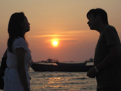 Minh Tiệp và Jennifer Phạm trong một cảnh quay ngoại cảnh phim "Tiếng dương cầm trên biển" tại Thái Lan vào cuối tháng 4/2010.