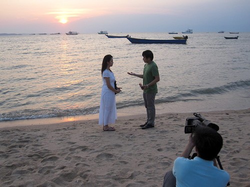 Hai diễn viên trong cảnh quay lãng mạn bên bờ biển Pattaya lúc hoàng hôn.
