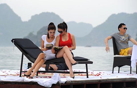 Người đẹp Jennifer Phạm đã có chuyến nghỉ dưỡng thoải mái trong khung cảnh hữu tình của Vịnh Hạ Long cùng các người mẫu nổi tiếng khác vào cuối tháng 3/2010.