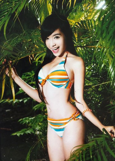 Sexy trong bộ ảnh mới thực hiện tại Nhật Bản và Đài Loan cho tạp chí Star Club phát hành vào ngày 26/6/2011, hot girl Elly Trần phô trương vẻ đẹp, thu hút mọi ánh nhìn của khán giả hâm mộ.