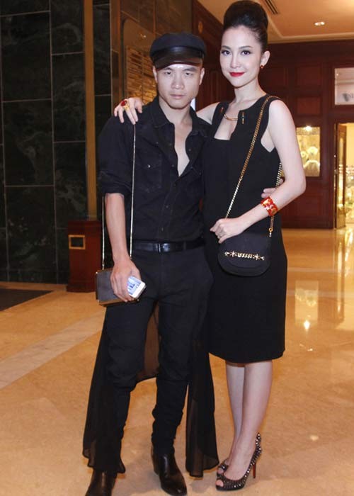 Kết hôn từ cuối năm 2010, diễn viên Linh Nga xuất hiện trong trang phục rộng bụng khiến fans rất vui khi biết cô đang mang bầu.