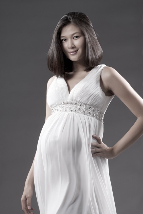 Người yêu mới của Huy Khánh vẫn quyến rũ trong hình ảnh bà mẹ trẻ mang bầu.