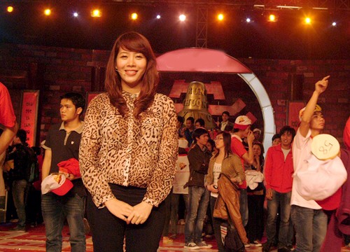 Hình ảnh cô MC thân thiện và duyên dáng khi mang bầu ở tháng thứ 4 thực hiện chương trình tại trường quay Rung chuông vàng.